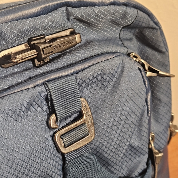 Pacsafe Venturesafe X Anti-Theft Sling Pack – Blue - Picture 8 of 11